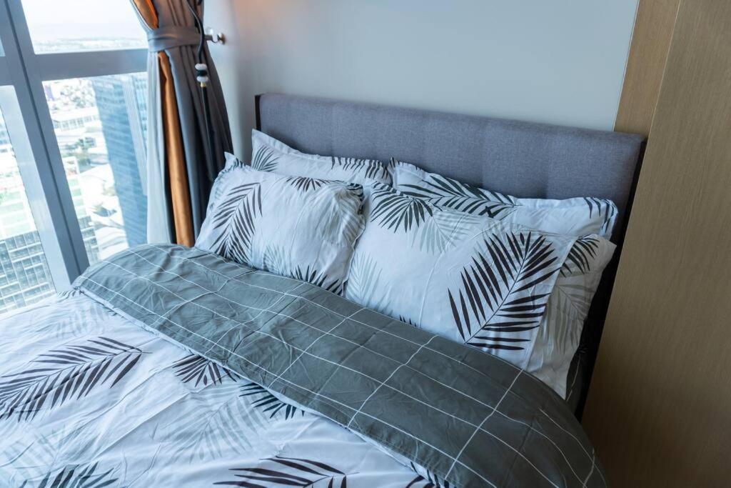 A2J Luxury 2Br Bgc Uptown Suite Near Uptown Mall Manila Luaran gambar
